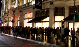 'Tín đồ thời trang' xếp hàng 3 ngày 3 đêm trước cửa H&M