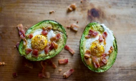 Bữa sáng bổ dưỡng với trứng nướng quả bơ