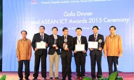 Đại diện BTC trao giải cao nhất cho các sản phẩm đạt giải ASEAN ICT AWARDS 2015. 