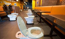 Tận thấy quán 'cà phê bệ xí' hút khách tại Nga 