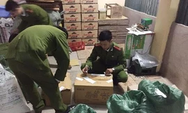 Công an kiểm tra, thu giữ hàng mì chính giả nhãn hiệu. Ảnh: Công an Thanh Hóa
