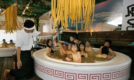 Kỳ lạ spa dùng... 'nước hầm thịt' làm nước tắm