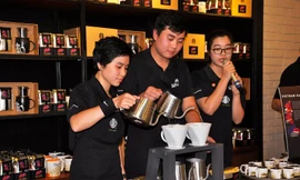 Pha chế cà phê Starbucks Reserve® Việt Nam Đà Lạt 