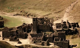 Ngôi làng cổ hiện ra mỗi lần nước cạn.