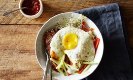 Tự làm cơm trộn Bibimbap 'siêu tốc' tại nhà