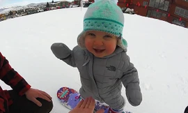 Choáng với màn trượt tuyết điệu nghệ của bé gái 1 tuổi