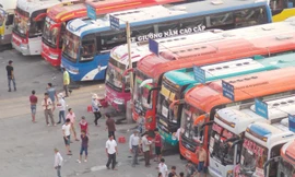 Ngoài chạy chuyển “lốt” xe hết 130 triệu đồng thì phí tại một số bến xe Hà Nội cao gấp 3 lần quy định. Anh Trọng