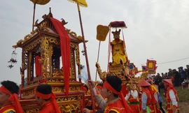 Hàng vạn người dự đám rước lễ hội Thủy tổ dân tộc