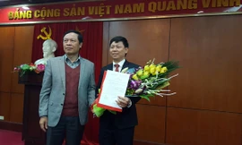Phó Ban Tuyên Giáo T.Ư Phạm Văn Linh (bên trái) trao quyết định bổ nhiệm cho đồng chí Trần Thanh Lâm.