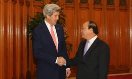 Thủ tướng Nguyễn Xuân Phúc tiếp Ngoại trưởng Mỹ John Kerry. Ảnh: Như Ý