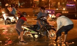 Người Sài Gòn lao đao vì triều cường lịch sử