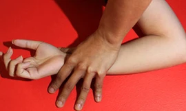 Thiếu nữ 19 tuổi bị bạn trai của mẹ làm nhục