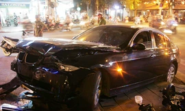 Xe BMW đâm đầu vào bệnh viện phụ sản