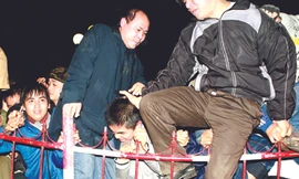 Cảnh hỗn loạn tại Đêm khai ấn đền Trần 2011	Ảnh:Minh Đức