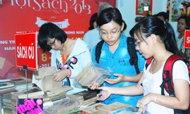Nhiều bạn trẻ tìm đến với quầy sách cũ