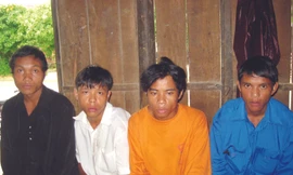 Các đối tượng bắt cóc kiểm lâm, Trần Xuân Lành mặc áo xanh (bên phải)