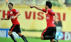 Bản hợp đồng của Việt Thắng (phải) với V.NB được ký với giá 8 tỷ đồng, không thông qua môi giới