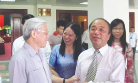 Tổng Bí thư Nguyễn Phú Trọng trao đổi với Chủ tịch Hội Nông dân Việt Nam Nguyễn Quốc Cường