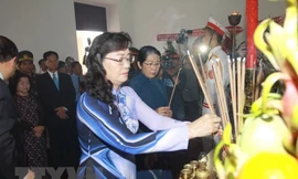 Bà Nguyễn Thị Quyết Tâm dâng hương tưởng niệm Chủ tịch Hồ Chí Minh. (Ảnh: Thanh Vũ/TTXVN)