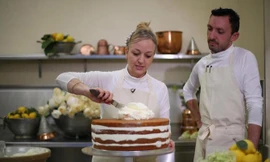 Thợ làm bánh Claire Ptak hôm 18/5 tiết lộ quá trình chuẩn bị chiếc bánh cưới cho hôn lễ của Hoàng tử Anh Harry và vợ sắp cưới Meghan Markle, theo Sun.