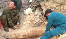 Lực lượng chức năng tại hiện trường phát hiện quả bom. Ảnh: CTV.