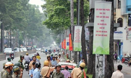 Loạt ôtô đậu vỉa hè đường Trần Hưng Đạo bị xử lý. Ảnh: Duy Trần.