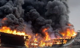 Tàu chở 10.000 lít dầu cháy trên sông Bạc Liêu