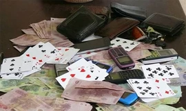 Trưởng trạm Kiểm lâm đánh bạc tại trụ sở
