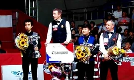 Trần Quyết Chiến (bên trái) trên bục nhận giải