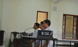 Ba cán bộ kiểm lâm trước vành móng ngựa. Ảnh Vietnamnet