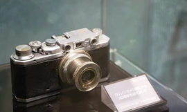 Chiếc máy ảnh đầu tiên của Canon được tạo ra năm 1934. Lúc đó Canon còn mang tên là Kwanon - có giải thích là "Quan Âm" trong tiếng Việt, một Đức Phật nghìn tay nghìn mắt. 
