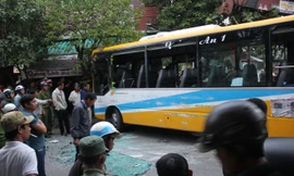 Xe buýt bị đâm lật nhào, rất may không có thiệt hại nặng về người. Ảnh: T.T.