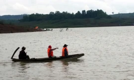 Xuồng cứu hộ đang tìm kiếm nạn nhân