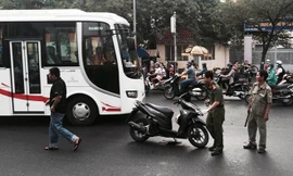 Cảnh sát khám nghiệm chiếc xe hai hung thủ bỏ lại hiện trường. 