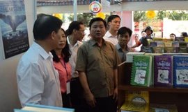 Bí thư Thành ủy TPHCM ghé thăm Hội sách TPHCM. 