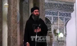 Thủ lĩnh IS Abu Bakr al-Baghdadi phát biểu trước các tín đồ trong lễ cầu nguyện tại nhà thờ Hồi giáo ở Mosul, Iraq ngày 5/7/2014. Ảnh: AFP/TTXVN.