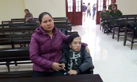 Người con tật nguyền cùng mẹ đẻ đi đòi quyền lợi