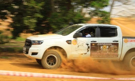 Bán tải lập sân chơi offroad riêng