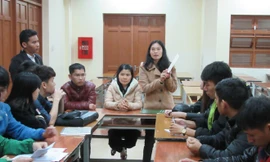 Phó trưởng phòng Đào tạo Đoàn Thị Kim Dung làm việc với sinh viên về sự cố trên bằng tốt nghiệp.