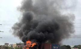 Xe container đang chạy bốc cháy ngùn ngụt