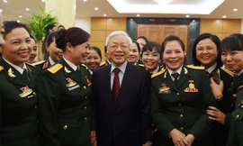 Tổng Bí thư Nguyễn Phú Trọng với các đại biểu về dự Đại hội Phụ nữ toàn quân lần thứ VI