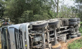 Chiếc xe tải chở 20 tấn dưa hấu gặp nạn vào sáng sớm do tài xế buồn ngủ.