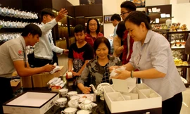 Đông đảo khách hàng đến tham quan, mua sắm tại Showroom Đà Nẵng trong ngày khai trương