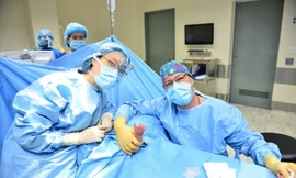 Niềm vui sau một ca phẫu thuật thành công ngày 25/11. Ảnh do bệnh viện cung cấp.