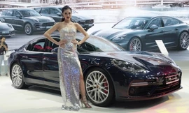 Porsche Panamera Turbo nổi bật giữa 'sân chơi' xe nhập