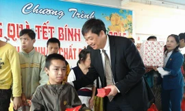 Ông Đặng Việt Dũng – Phó Chủ tịch UBND TP Đà Nẵng tặng quà cho nạn nhân da cam ngồi xe lăn