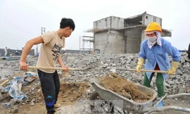 Thực hiện phá dỡ phần công trình xây dựng sai phạm tại tòa nhà 8B Lê Trực (ảnh chụp sáng 6/3).