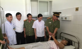 Lãnh đạo UBND và CA thành phố Cần Thơ đến thăm hỏi sức khoẻ thượng uý Dũng