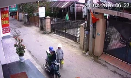 Người phụ nữ dừng bắt chuyện và thản nhiên lấy chiếc áo khác đen của bà lão bỏ vào giỏ trước của xe máy.