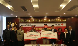 Hai người tới từ Thái Bình và Bến Tre nhận giải đặc biệt gần 160 tỷ đồng.